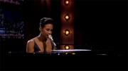 1353564018alicia_keys_fallon_h_2012
